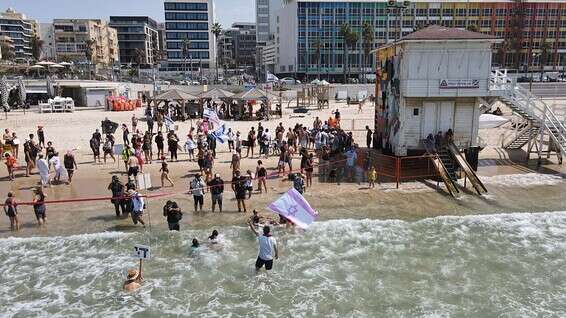 הפגנה בחוף פרישמן בתל אביב // צילום: דני מרון